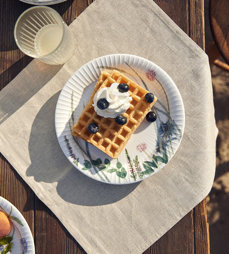 Shop plates for summer gatherings at Illums Bolighus