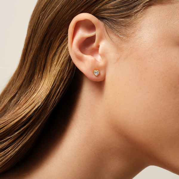 Amorina Earstuds, Julie Sandlau