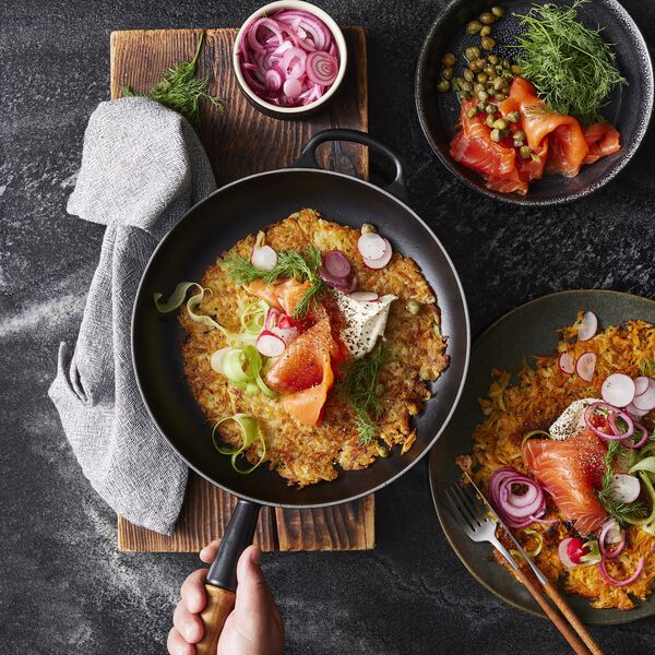 Signature cast iron frying pan with wooden handle &Oslash; 28 cm, matte black, Le Creuset