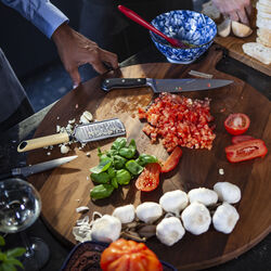 Serving board round, walnut, Dutchdeluxes