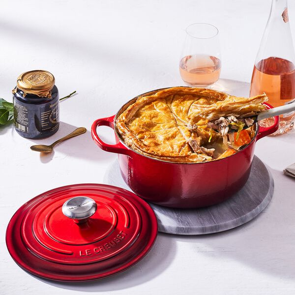 Signature round cast iron pot &Oslash; 26 cm, cerise, Le Creuset