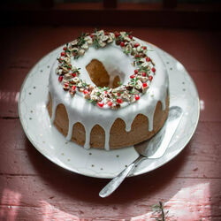 Christmas Morning Garlands | Cake Stand, Wik & Wals&oslash;e
