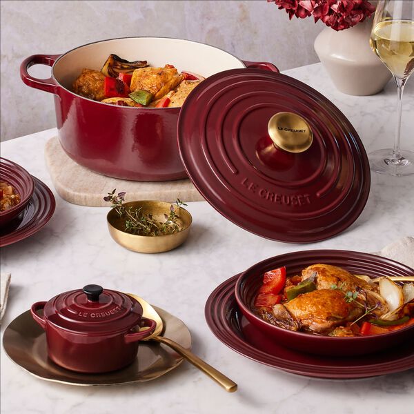 Signature round cast iron pot &Oslash; 26 cm, garnet, Le Creuset