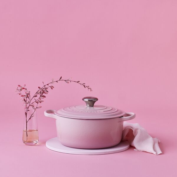 Signature round cast iron pot &Oslash; 24 cm, shell pink, Le Creuset