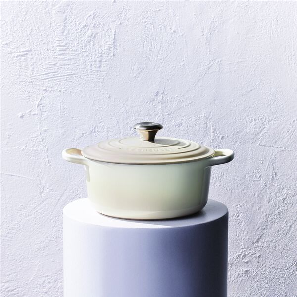 Signature round cast iron pot &Oslash; 28 cm, meringue, Le Creuset