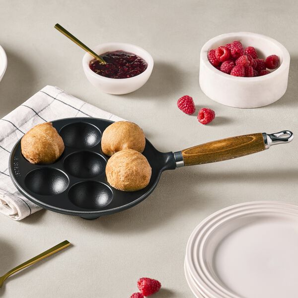 Dougnut Pan with wooden handle 20 cm, matte black, Le Creuset