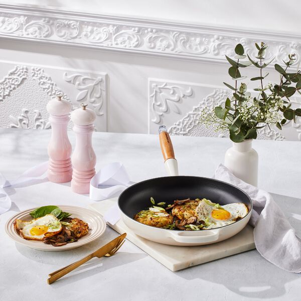 Signature cast iron frying pan with wooden handle &Oslash; 28 cm, meringue, Le Creuset