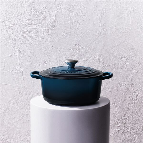 Signature round cast iron pot &Oslash; 26 cm, nuit, Le Creuset