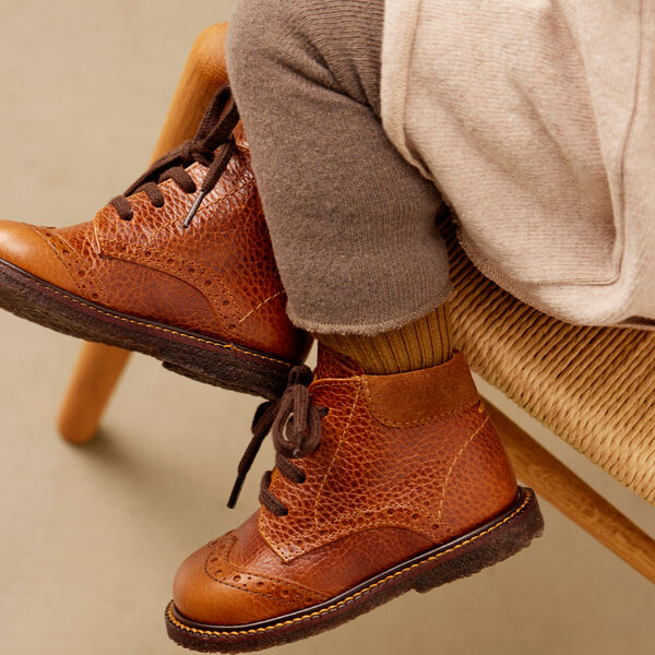 Classic Lace-Up Shoe With Brouges Details, cognac, ANGULUS