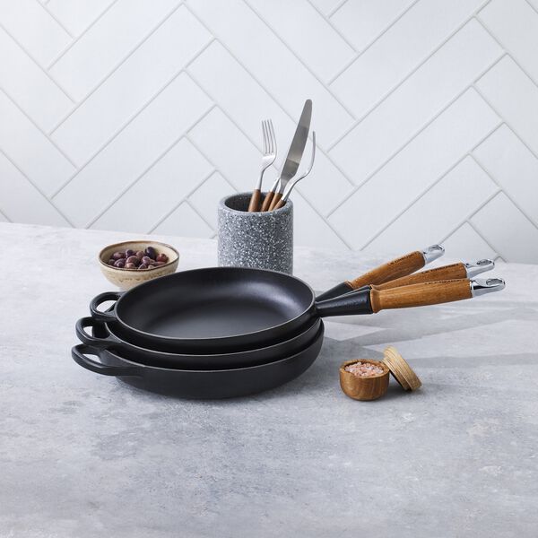 Signature cast iron frying pan with wooden handle &Oslash; 28 cm, matte black, Le Creuset