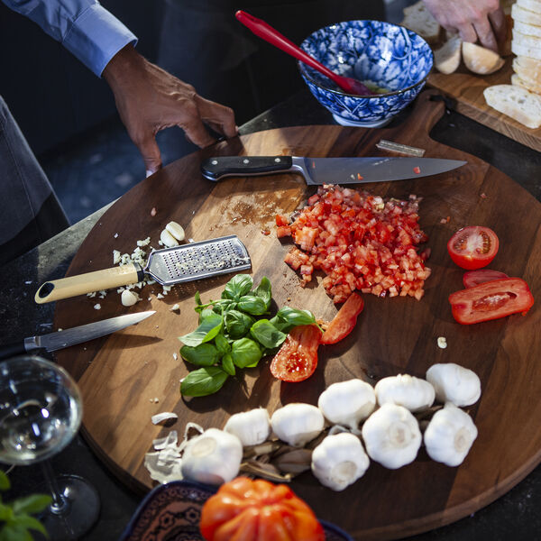 Serving board round, walnut, Dutchdeluxes