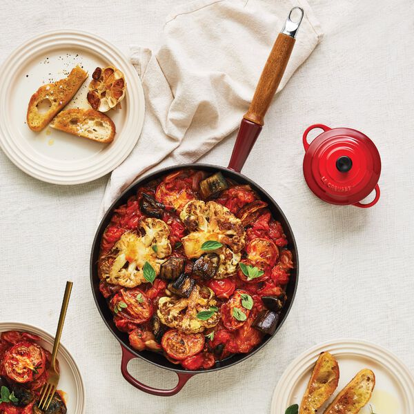 Signature cast iron frying pan with wooden handle &Oslash; 28 cm, garnet, Le Creuset