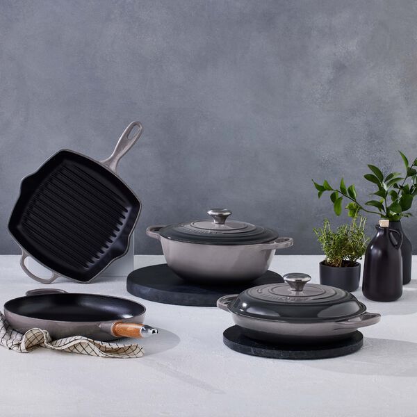 Signature cast iron frying pan with wooden handle &Oslash; 28 cm, flint, Le Creuset