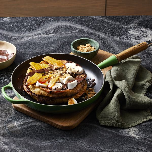 Signature cast iron frying pan with wooden handle &Oslash; 28 cm, bamboo green, Le Creuset