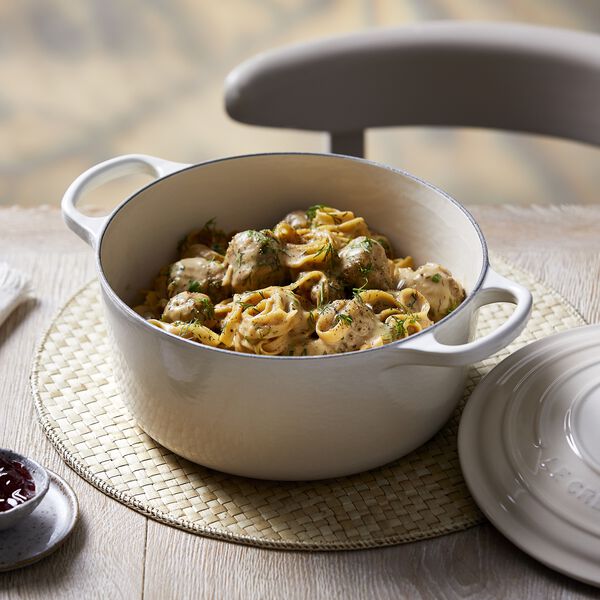 Signature round cast iron pot &Oslash; 28 cm, meringue, Le Creuset
