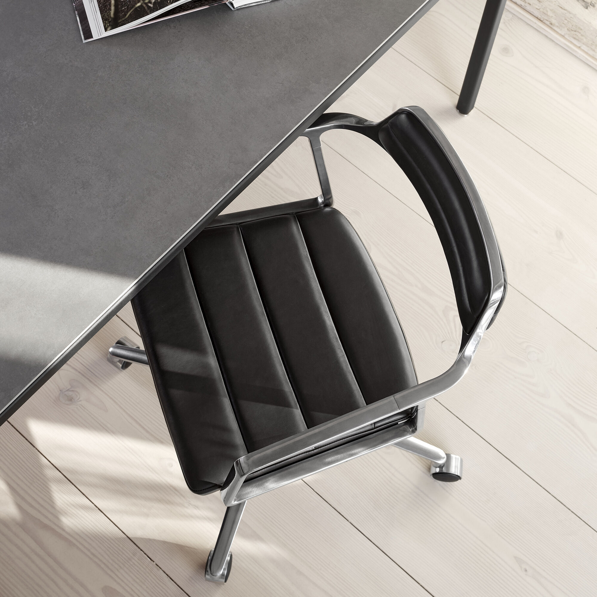 VIPP452 Swivel Chair with Castors black aluminium