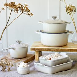 Signature round cast iron pot &Oslash; 24 cm, meringue, Le Creuset