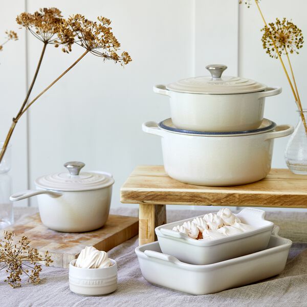 Signature round cast iron pot &Oslash; 24 cm, meringue, Le Creuset
