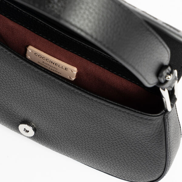 Myrtha Maxi Log Mini Bag, noir Myrtha Maxi Log Mini Bag, noir, Coccinelle