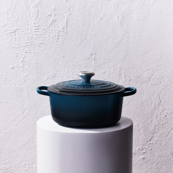 Signature round cast iron pot &Oslash; 28 cm, nuit, Le Creuset