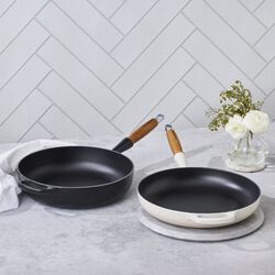 Signature cast iron frying pan with wooden handle &Oslash; 28 cm, meringue, Le Creuset