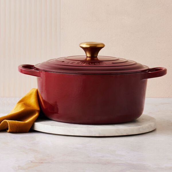 Signature round cast iron pot &Oslash; 24 cm, garnet, Le Creuset