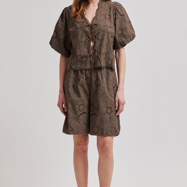 Avrille Blouse, canteen, Second Female