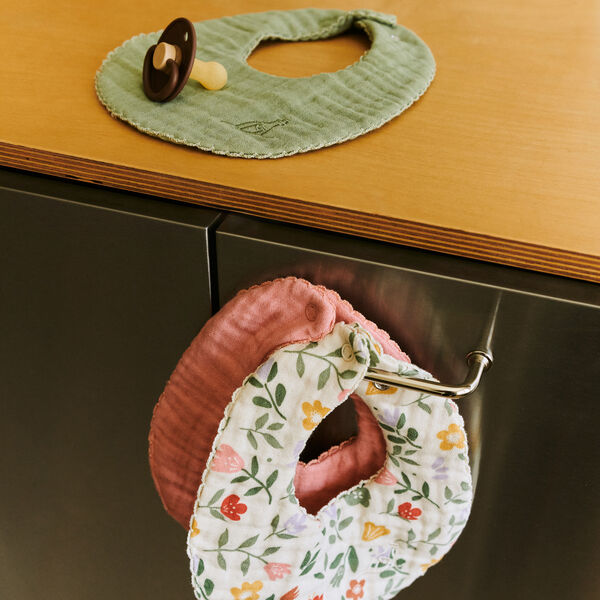 Koa Bib, flower market/blooming rose, Dear April