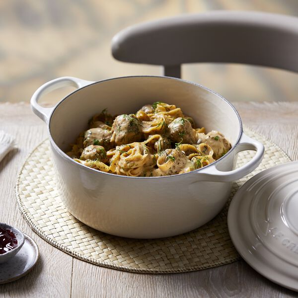 Signature round cast iron pot &Oslash; 24 cm, meringue, Le Creuset