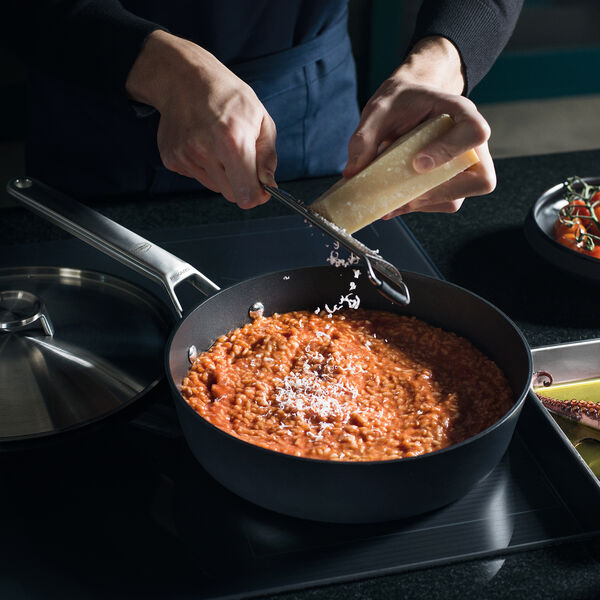 Taiten Sauté Pan with Lid Ø 26 cm Taiten Sauté Pan with Lid Ø 26 cm, Fiskars