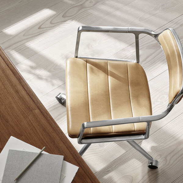 VIPP452 | Swivel Chair | Castors | sand/polished aluminium, Vipp