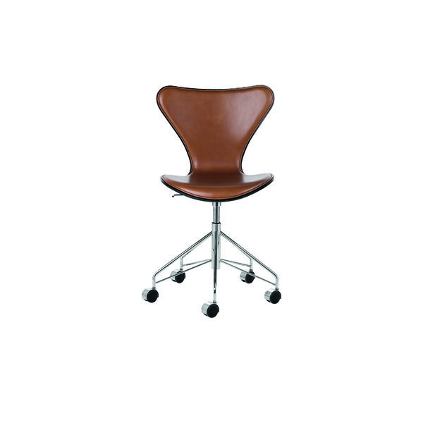 Series 7™ 3117 Front Upholstered Swivel Chair, Grace Walnut, Fritz Hansen
