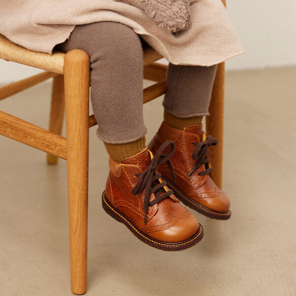 Classic Lace-Up Shoe With Brouges Details, cognac, ANGULUS