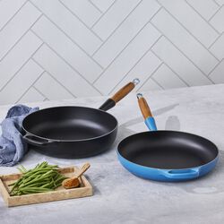 Signature cast iron frying pan with wooden handle &Oslash; 28 cm, azure, Le Creuset