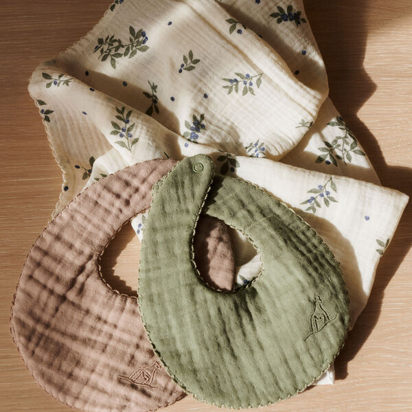 Koa Bib, forest green/little mouse, Dear April