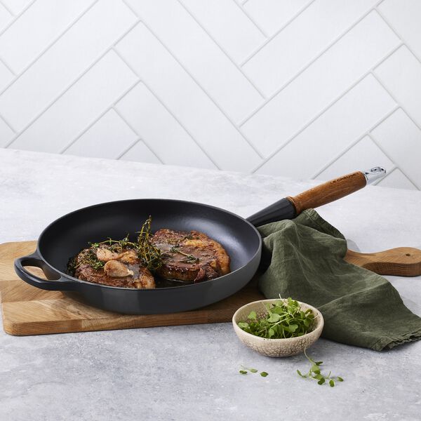 Signature cast iron frying pan with wooden handle &Oslash; 28 cm, matte black, Le Creuset