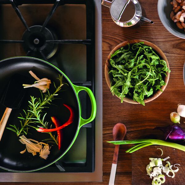 Signature cast iron frying pan with wooden handle &Oslash; 28 cm, bamboo green, Le Creuset