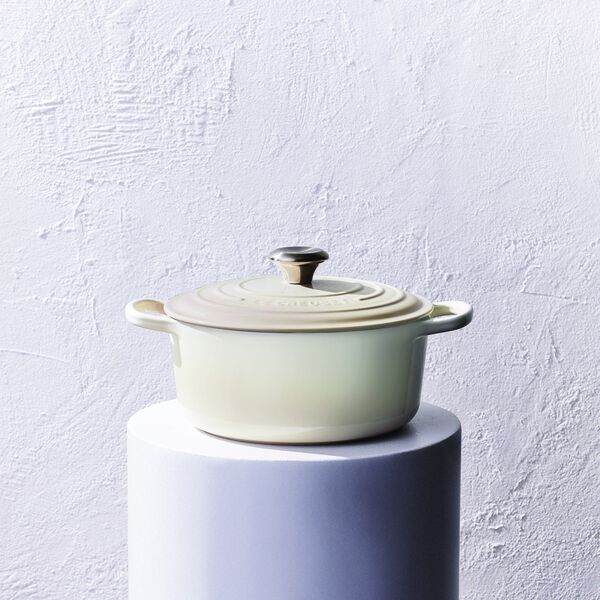 Signature round cast iron pot &Oslash; 24 cm, meringue, Le Creuset