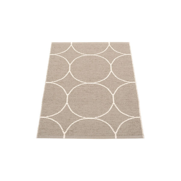 Boo Plastic Rug, dark linen/vanilla, Pappelina
