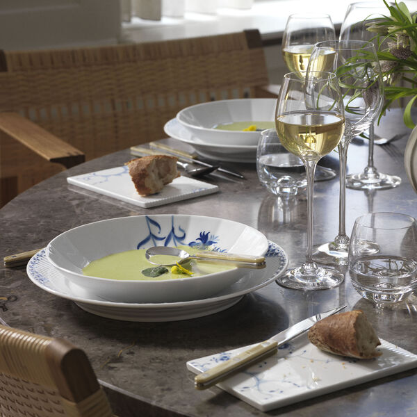 Blomst Deep Plate Rose Ø 24 cm Blomst Deep Plate Rose Ø 24 cm, Royal Copenhagen