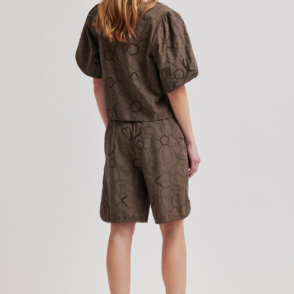 Avrille Shorts, canteen, Second Female