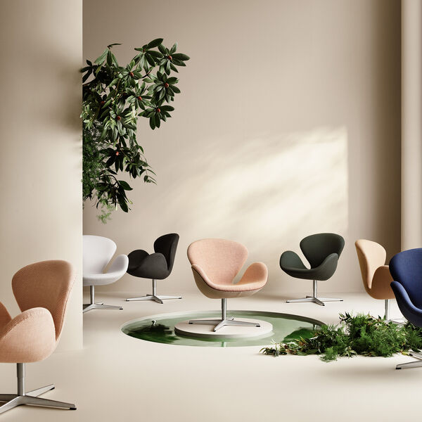 Swan™ 3320 Lounge Chair with Piping Choice 2024, creme/brown 0428/chestnut Swan™ 3320 Lounge Chair with Piping Choice 2024, creme/brown 0428/chestnut, Fritz Hansen