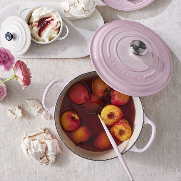 Signature round cast iron pot &Oslash; 24 cm, shell pink, Le Creuset