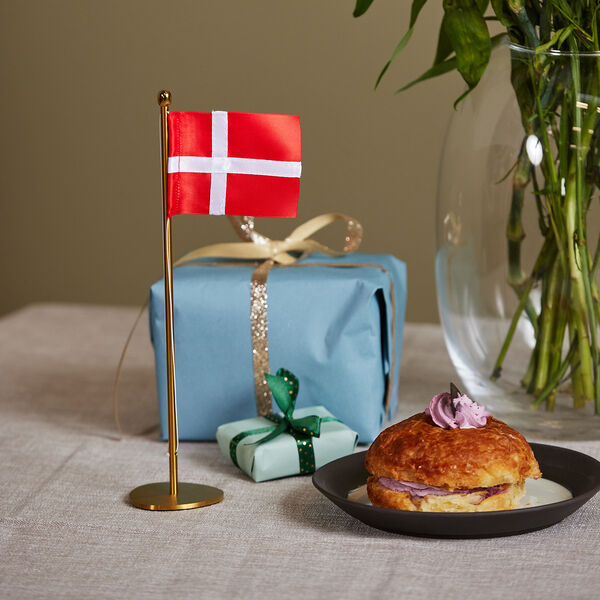 Table flagpole, brass, Piet Hein