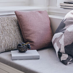 Gabriel Cushion, rose, Compliments